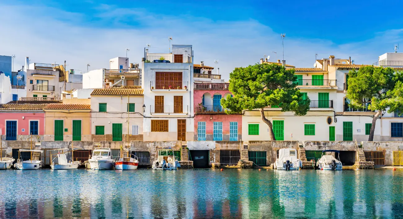 Puerto con pequeñas embarcaciones amarradas